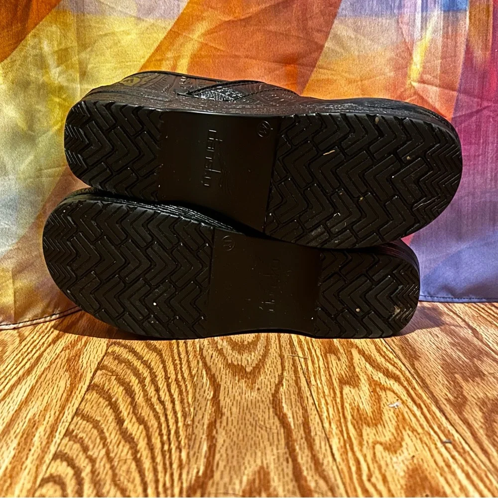 Dansko Black Embossed Clogs size 41. NWOT - Picture 2 of 4